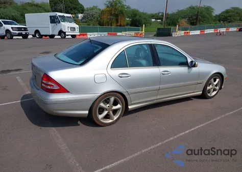 2005 Mercedes-Benz C 230 Kompressor Sport z USA, uszkodzony, nr VIN WDBRF40J65F717107